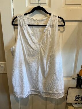 Old Navy white maternity top in plus size xxl!